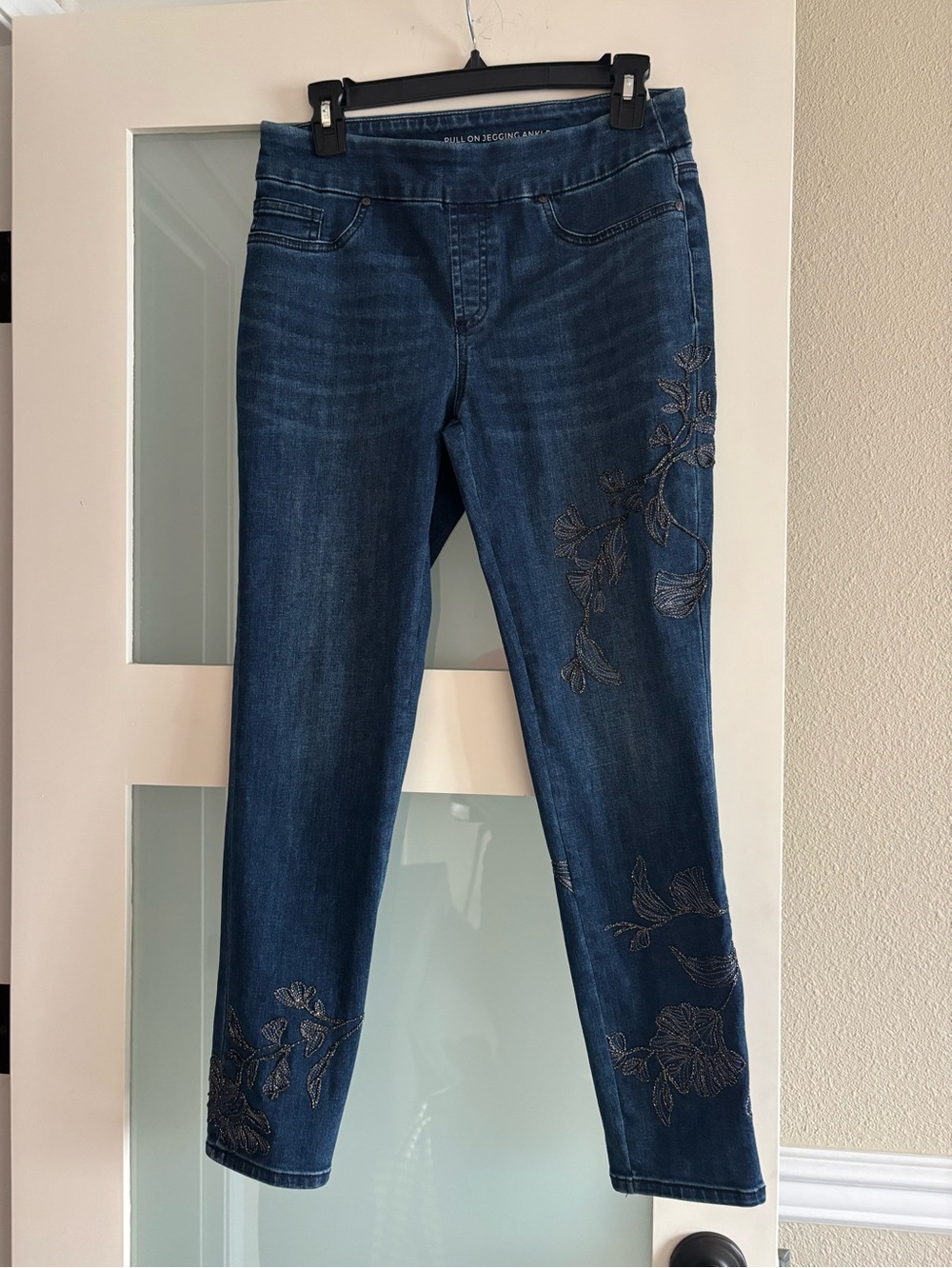 Chico's 2R Pull On Dark Blue Beaded Embroidered Skinny Jegging Jeans